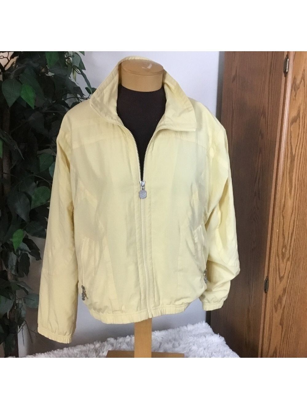 Kaelin Vintage from the 80s & 90s soft yellow Large Petite windbreaker